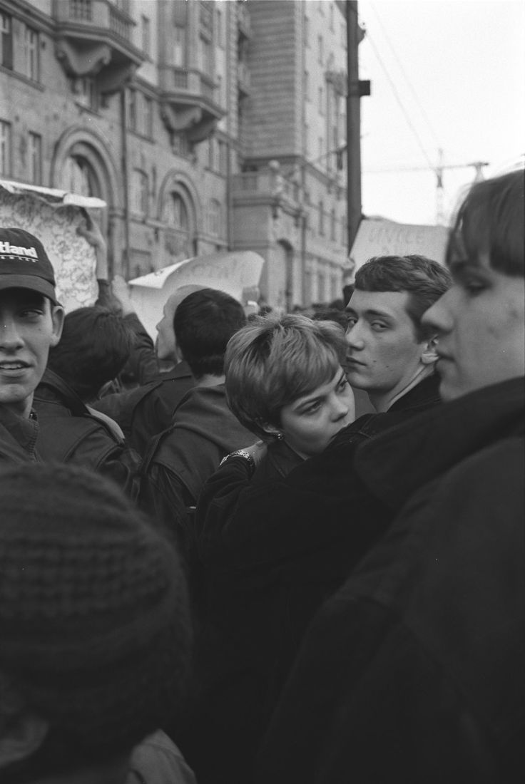 У посольства США во время бомбёжки Югославии.  Что с этими ребятами сейчас, где они, как они? И это жизнь.